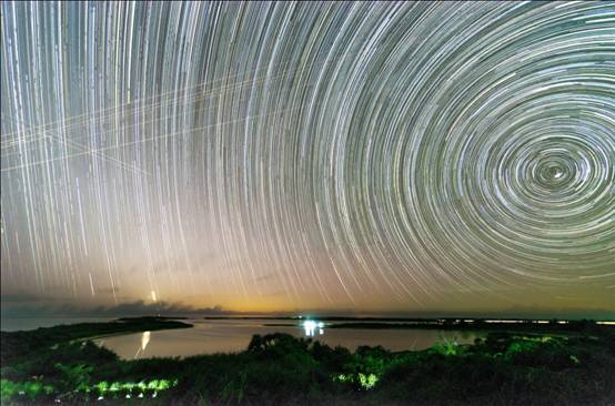 無數的星星伴著北極星繪出七彩的星軌，讓人想起梵谷的畫作-「星空」。(江俊廷/攝)