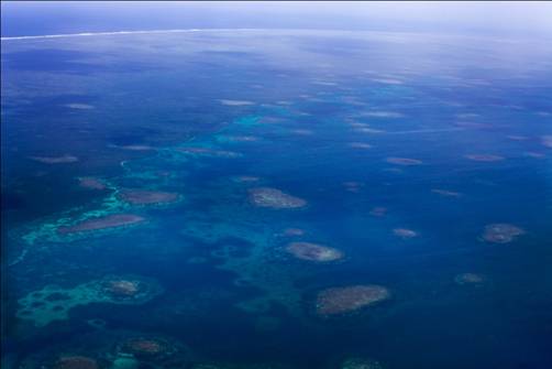由高空俯視東沙環礁，水中的塊礁一一浮現，最大直徑可達6-700公尺。