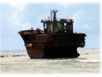 東沙環礁礁台上擱淺船隻殘骸
