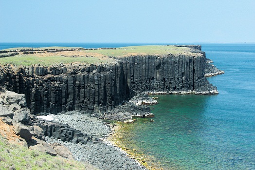 Mainly composed of basalt, the geology of the four Penghu southern islands archives the last volcanic eruptions in Taiwan Strait during the Cenozoic and Mesozoic.