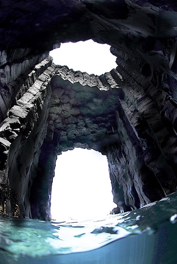 (A sea cave near Siji Islet, photograph courtesy of MNPH)