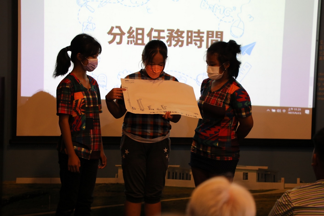圖說：錦湖國小學童將去年及今年度清理成果繪製長條圖後分析差異
