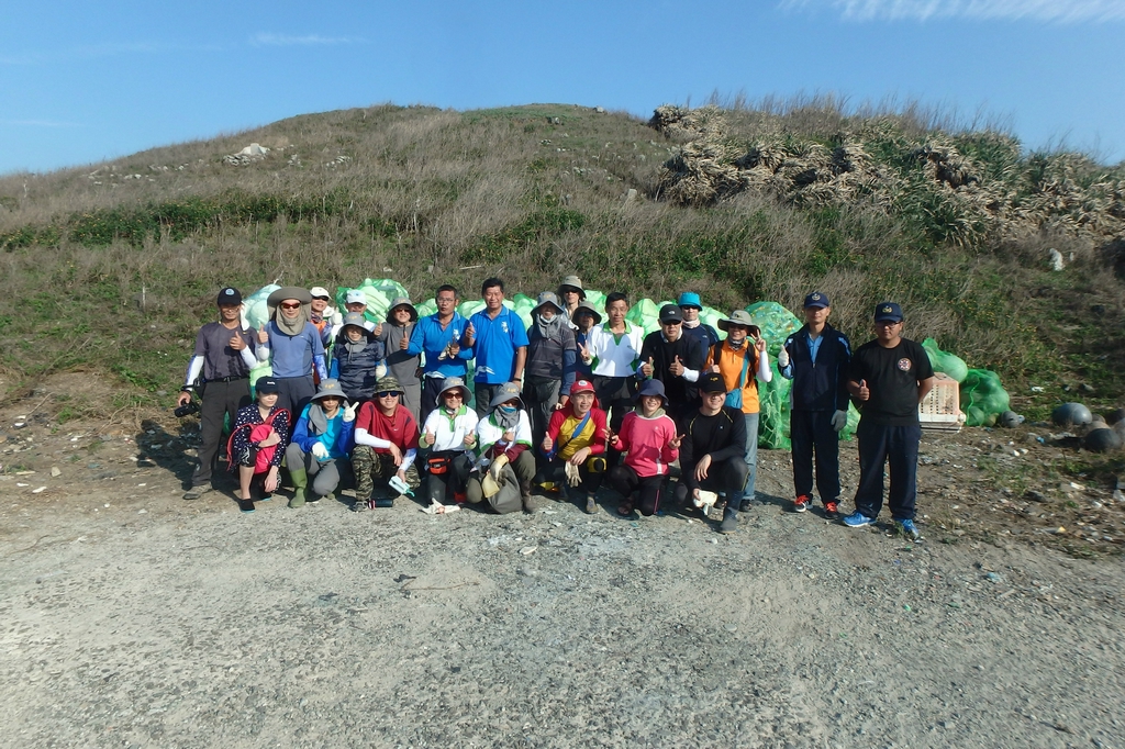 淨灘活動參與人員合影 淨灘活動參與人員合影