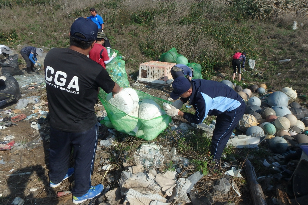 清理出許多廢棄浮球與保麗龍 清理出許多廢棄浮球與保麗龍