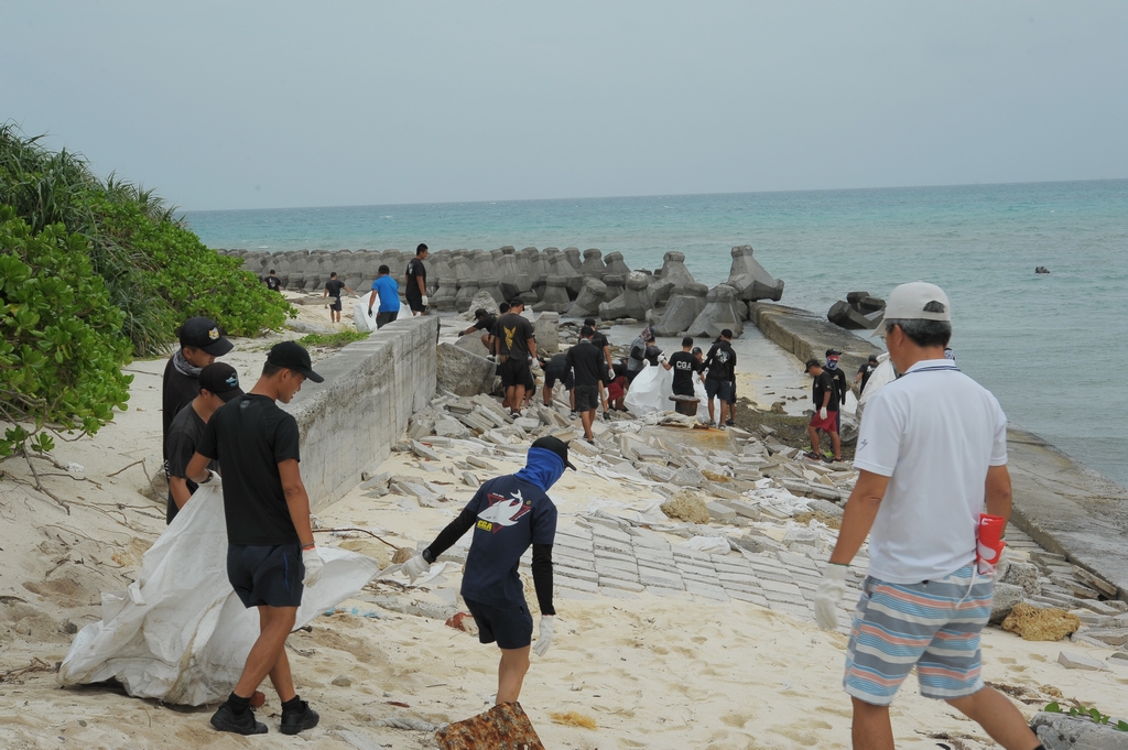 參與人員揮汗進行淨灘 參與人員揮汗進行淨灘