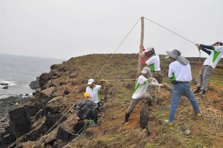 利用繩索、扣環及現場撿拾竹竿吊掛裝袋垃圾 利用繩索、扣環及現場撿拾竹竿吊掛裝袋垃圾