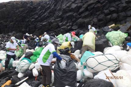 志工們冒雨協助撿拾保麗龍及裝袋 志工們冒雨協助撿拾保麗龍及裝袋