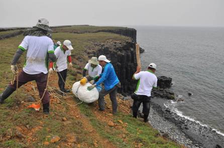 利用繩索、扣環及現場撿拾竹竿吊掛裝袋垃圾 利用繩索、扣環及現場撿拾竹竿吊掛裝袋垃圾