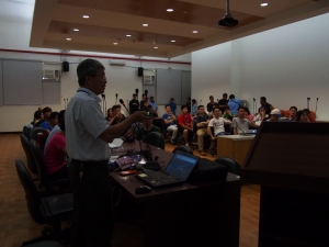 東沙管理站陳主任為學員們簡介東沙環礁國家公園。(廖震亨 攝) 東沙管理站陳主任為學員們簡介東沙環礁國家公園。(廖震亨 攝)