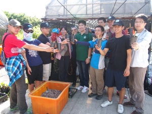 國家公園保育工作體驗---原生植物復育。(廖震亨 攝) 國家公園保育工作體驗---原生植物復育。(廖震亨 攝)