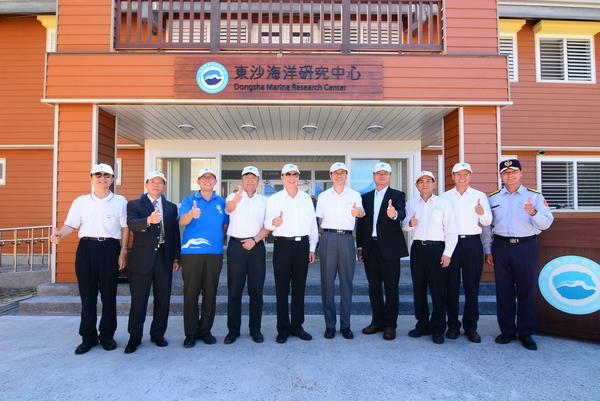 與會貴賓於東沙海洋研究中心前合影(左5內政部長陳威仁、右5科技部長張善政) 與會貴賓於東沙海洋研究中心前合影(左5內政部長陳威仁、右5科技部長張善政)