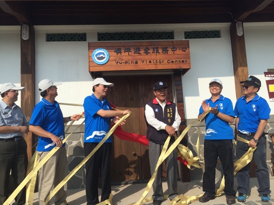 內政部長陳威仁(3)左、澎湖縣長王乾發(右3)及與會貴賓進行嶼坪遊客服務中心揭牌 內政部長陳威仁(3)左、澎湖縣長王乾發(右3)及與會貴賓進行嶼坪遊客服務中心揭牌