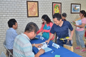 參加民眾踴躍請陳文山老師與邱郁文老師簽書(海管處提供) 參加民眾踴躍請陳文山老師與邱郁文老師簽書(海管處提供)