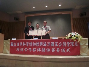 國立自然科學博物館孫維新館長(圖左)與海洋國家公園管理處楊模麟處長(圖右)在營建署公園組劉培東組長(圖中)見證下簽署MOU 國立自然科學博物館孫維新館長(圖左)與海洋國家公園管理處楊模麟處長(圖右)在營建署公園組劉培東組長(圖中)見證下簽署MOU