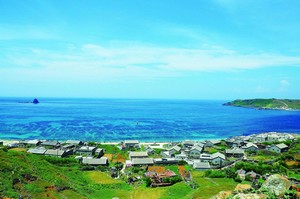 澎湖南方四島之傳統聚落多依傍山勢低凹處聚集,多為坐山觀水的格式以躲避強勢的東北季風(東嶼坪嶼,右上角為西嶼坪嶼) 澎湖南方四島之傳統聚落多依傍山勢低凹處聚集,多為坐山觀水的格式以躲避強勢的東北季風(東嶼坪嶼,右上角為西嶼坪嶼)