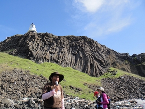 國立台灣大學陳文山教授講授東吉嶼玄武岩構造(海管處提供) 國立台灣大學陳文山教授講授東吉嶼玄武岩構造(海管處提供)