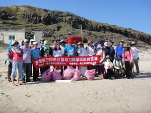 藉由淨灘活動共同愛護海洋(海管處提供) 藉由淨灘活動共同愛護海洋(海管處提供)