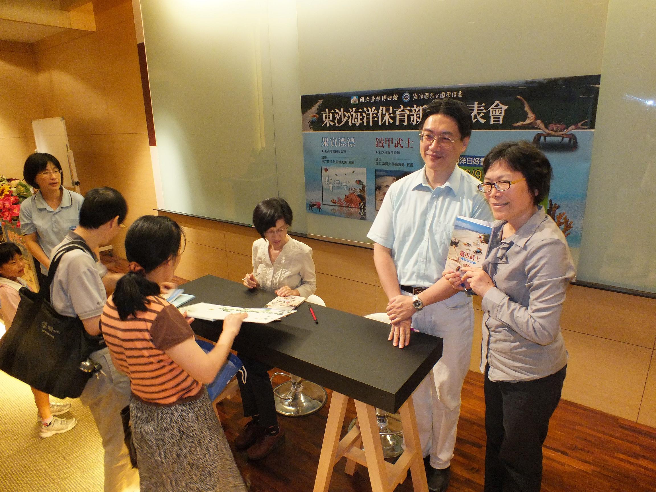 新書發表會作者簽書實況三 新書發表會作者簽書實況三