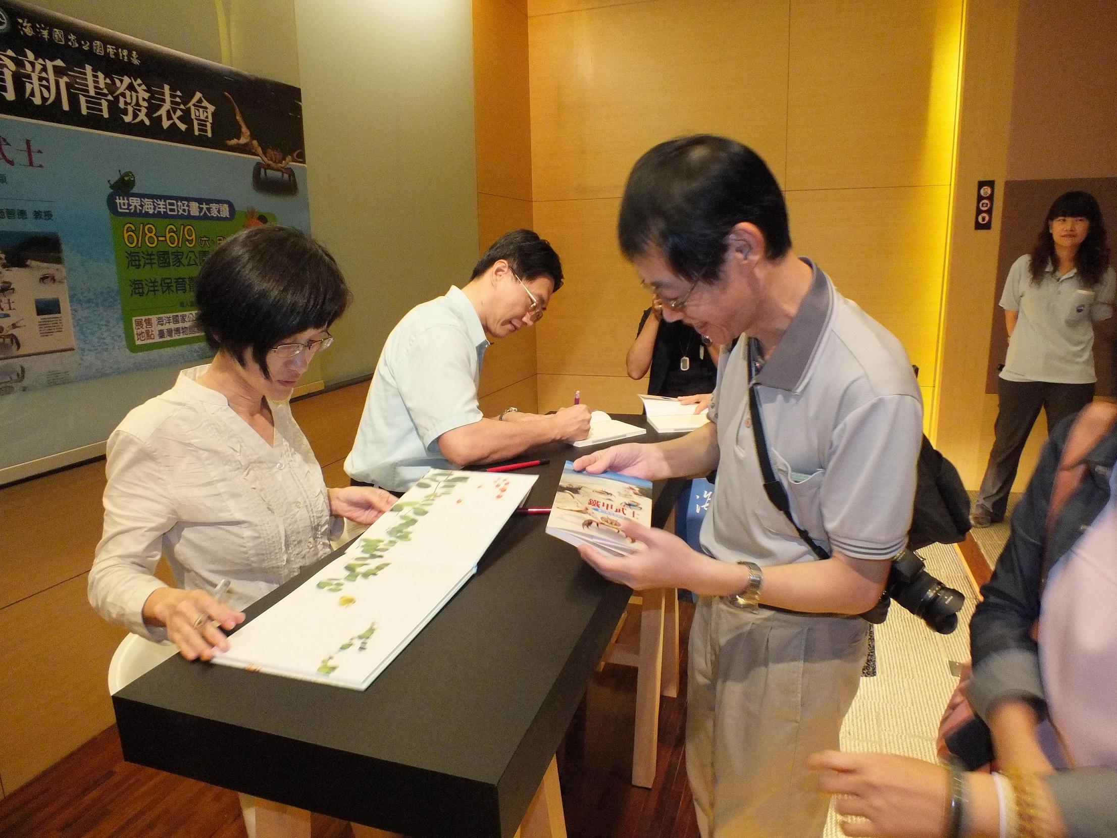 新書發表會作者簽書實況二 新書發表會作者簽書實況二