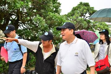 東嶼坪民眾熱心的向李鴻源部長說明島上現況 東嶼坪民眾熱心的向李鴻源部長說明島上現況