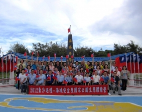 圖三、學員於東沙島碑前合影。 圖三、學員於東沙島碑前合影。