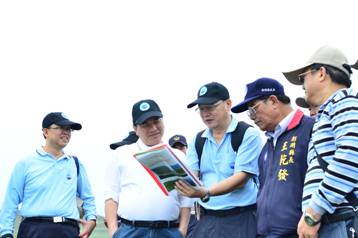 海管處人員向李鴻源部長解說東嶼坪嶼傳統聚落的發展(人員由左至右分別為海管處楊模麟處長、內政部李鴻源部長、海管處莊正賢課長、澎湖縣政府王乾發縣長及中研院鄭明修研究員) 海管處人員向李鴻源部長解說東嶼坪嶼傳統聚落的發展(人員由左至右分別為海管處楊模麟處長、內政部李鴻源部長、海管處莊正賢課長、澎湖縣政府王乾發縣長及中研院鄭明修研究員)