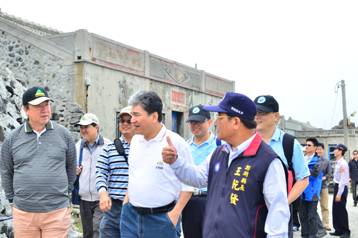 李部長登東嶼坪嶼現勘 (前排人員由左至右分別為營建署葉世文署長、內政部李鴻源部長、澎湖縣政府王乾發縣長) 李部長登東嶼坪嶼現勘 (前排人員由左至右分別為營建署葉世文署長、內政部李鴻源部長、澎湖縣政府王乾發縣長)