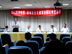 圖一、2012東沙巡禮第一梯次活動由海巡署鄭副署長(左3)及海管處楊模麟處長(左2)、中研院宋燕輝教授(右3)開訓揭開序幕。 圖一、2012東沙巡禮第一梯次活動由海巡署鄭副署長(左3)及海管處楊模麟處長(左2)、中研院宋燕輝教授(右3)開訓揭開序幕。