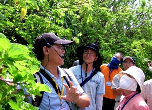 圖四、海管處保育人員為學員解說島嶼植物特性與歷史。 圖四、海管處保育人員為學員解說島嶼植物特性與歷史。