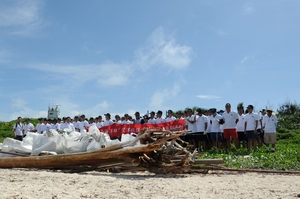 圖2. 全體淨灘人員與清除廢棄物成果合影。 圖2. 全體淨灘人員與清除廢棄物成果合影。