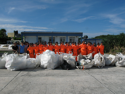 「世界海洋日-潔淨東沙」活動,全體參與人員於跑道旁合影。 「世界海洋日-潔淨東沙」活動,全體參與人員於跑道旁合影。