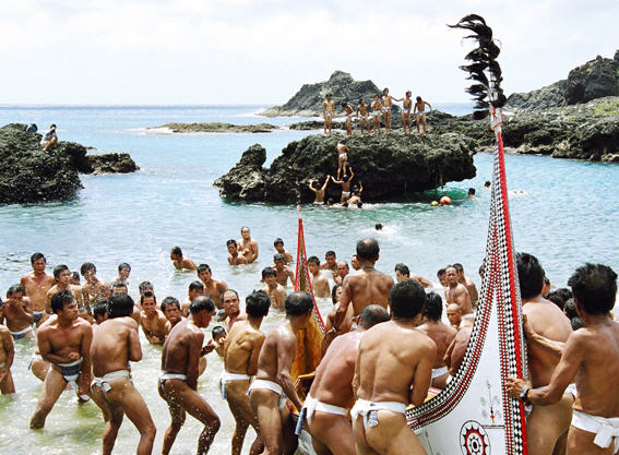 下水儀式為族人祈求出海平安且庇佑豐收之意 下水儀式為族人祈求出海平安且庇佑豐收之意