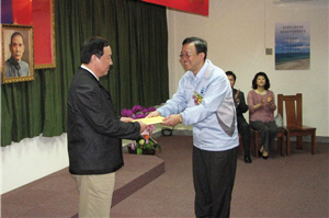 圖1:楊處長遞陳誓詞 圖1:楊處長遞陳誓詞