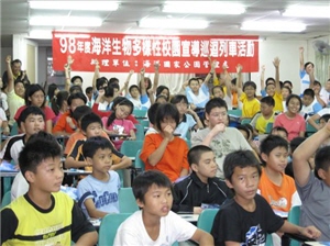 圖1:學童踴躍的舉手搶答 圖1:學童踴躍的舉手搶答