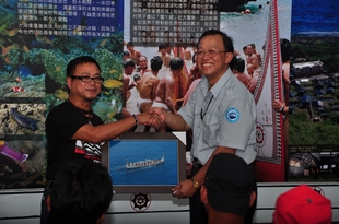 圖3:海管處楊處長致贈划舟紀念相片給大船船主黃正德秘書 圖3:海管處楊處長致贈划舟紀念相片給大船船主黃正德秘書