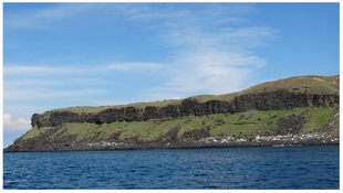千年前玄武岩火山噴發,岩漿冷卻並堆積成之熔岩平台 千年前玄武岩火山噴發,岩漿冷卻並堆積成之熔岩平台