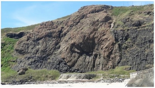 澎湖南方四島東吉嶼「東吉之眼」,為輝長岩入侵玄武岩所形成。 澎湖南方四島東吉嶼「東吉之眼」,為輝長岩入侵玄武岩所形成。