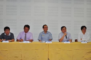 海管處保育研究成果發表會綜合座談 (由左至右為海生館邱郁文助理研究員、中山大學宋克義教授、海管處楊模麟處長、臺灣大學戴昌鳳教授、台灣師範大學王文誠副教授)。 海管處保育研究成果發表會綜合座談 (由左至右為海生館邱郁文助理研究員、中山大學宋克義教授、海管處楊模麟處長、臺灣大學戴昌鳳教授、台灣師範大學王文誠副教授)。