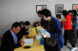 熱情民眾排隊與作者互動簽書 熱情民眾排隊與作者互動簽書