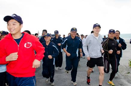 照片2:東沙島102年元旦慢跑活動情形。 照片2:東沙島102年元旦慢跑活動情形。