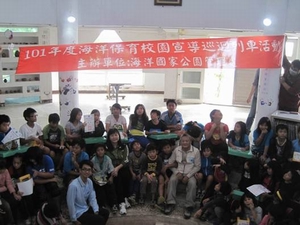 圖說:本處呂志廣副處長與椰油國小古仁星校長共同頒發「蘭嶼海洋文化繪圖比賽」各組前3名獎項,椰油國小共4位學生獲獎。 圖說:本處呂志廣副處長與椰油國小古仁星校長共同頒發「蘭嶼海洋文化繪圖比賽」各組前3名獎項,椰油國小共4位學生獲獎。