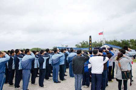 照片1:東沙島102年元旦升旗典禮實況。 照片1:東沙島102年元旦升旗典禮實況。