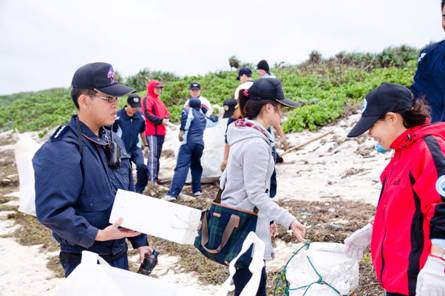 照片3:東沙島102年元旦淨灘活動情形。 照片3:東沙島102年元旦淨灘活動情形。