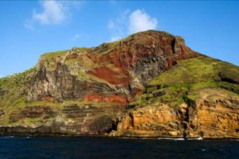 圖4. 彭佳嶼一隅,富含鐵質的岩石經氧化後呈現紅色。 圖4. 彭佳嶼一隅,富含鐵質的岩石經氧化後呈現紅色。