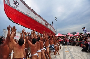 100年7月16日拜訪號抵達臺北大佳河濱公園進行拋舟,彰顯大船榮耀(今年將於9月8日於南島文化藝術節進行拋舟開幕儀式)(海管處提供) 100年7月16日拜訪號抵達臺北大佳河濱公園進行拋舟,彰顯大船榮耀(今年將於9月8日於南島文化藝術節進行拋舟開幕儀式)(海管處提供)