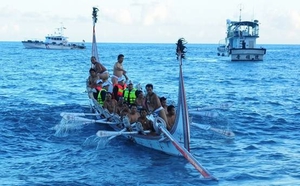 圖3.李鴻源部長、孫大川主委、黃健庭縣長及葉世文署長和蘭嶼勇士們划行Si Mangavang,前往南島文化藝術節開幕會場。(海管處提供) 圖3.李鴻源部長、孫大川主委、黃健庭縣長及葉世文署長和蘭嶼勇士們划行Si Mangavang,前往南島文化藝術節開幕會場。(海管處提供)