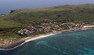 照片2.東嶼坪嶼梯田式菜宅與聚落建築(海管處提供) 照片2.東嶼坪嶼梯田式菜宅與聚落建築(海管處提供)