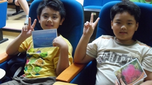 圖2.有獎徵答答對學童領到小獎品-鼎金國小 圖2.有獎徵答答對學童領到小獎品-鼎金國小