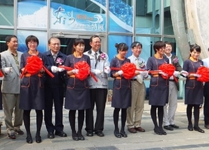 圖2.貴賓一同剪綵進行開展儀式(海管處提供) (左起:中山大學王玉懷副教授、太管處曾偉宏處長、海管處楊模麟處長、海生館王維賢館長、中山大學李政諦助理教授等) 圖2.貴賓一同剪綵進行開展儀式(海管處提供) (左起:中山大學王玉懷副教授、太管處曾偉宏處長、海管處楊模麟處長、海生館王維賢館長、中山大學李政諦助理教授等)