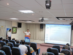 圖2.國立中山大學宋克義教授演講情形 圖2.國立中山大學宋克義教授演講情形